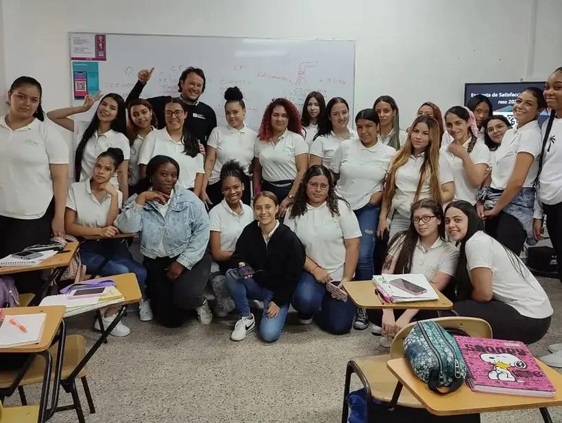 Grupo de estudiantes en taller en Bogotá