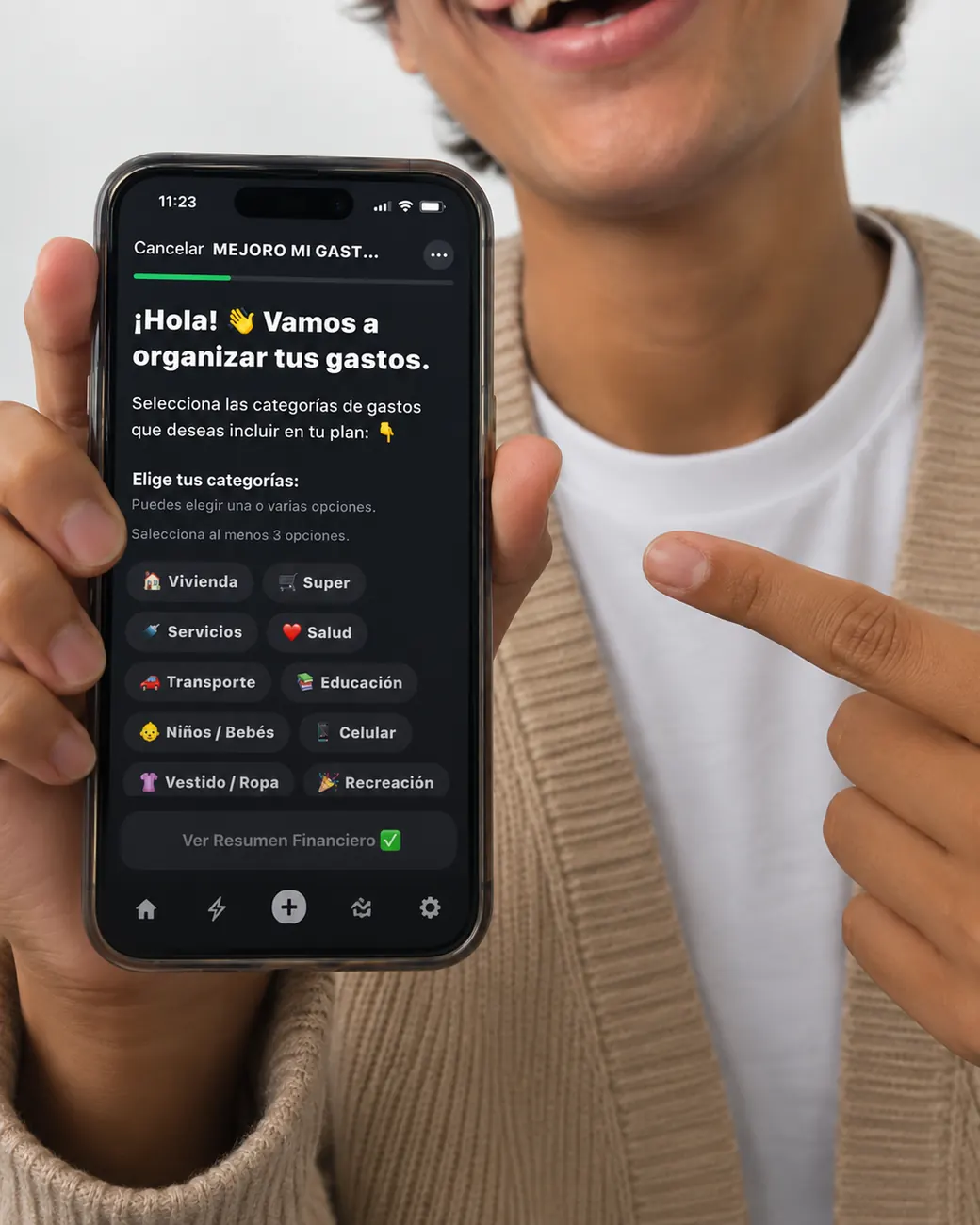 Persona mostrando un curso de Libertat en WhatsApp